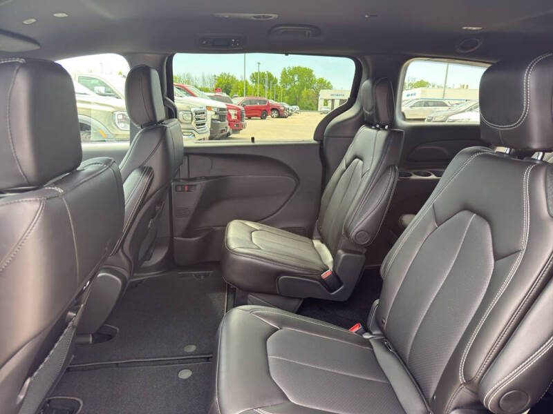 2027 Chrysler Pacifica Select
