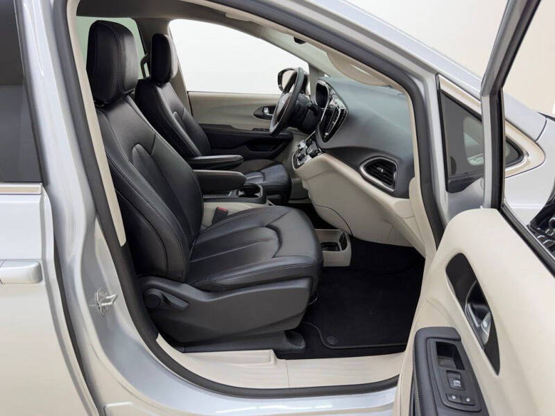 2024 Chrysler Pacifica Touring L - Photo 11