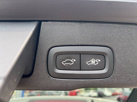 2025 Volvo XC60 B5 Plus Dark Theme