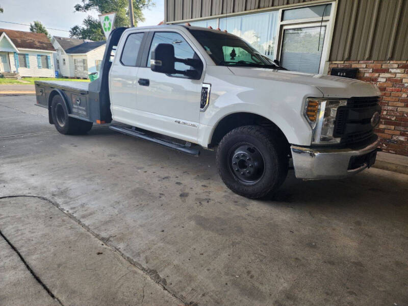 2019 Ford F-350 Super Duty Chassis Cab XL photo 3