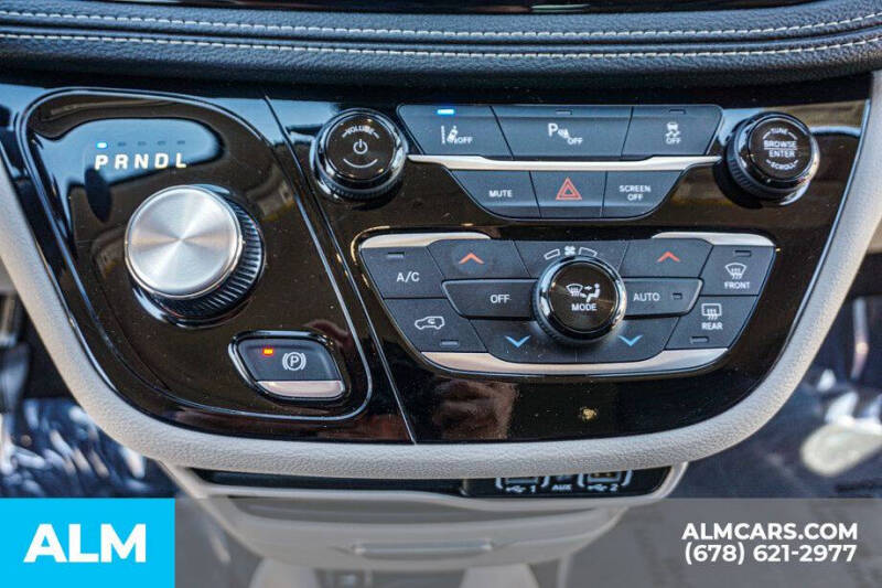 2024 Chrysler Pacifica Plug-In Hybrid Select