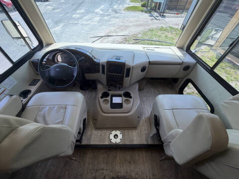 2017 Thor Motor Coach Hurricane