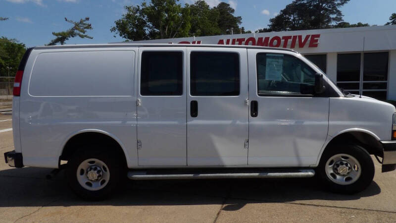 2024 Chevrolet Express 2500 Work Van HD's photo
