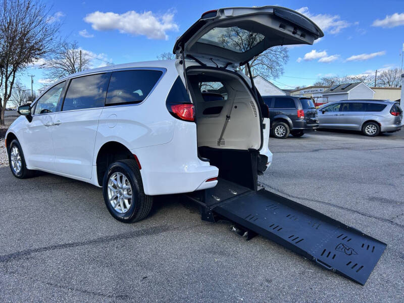 2023 Chrysler Voyager LX's photo