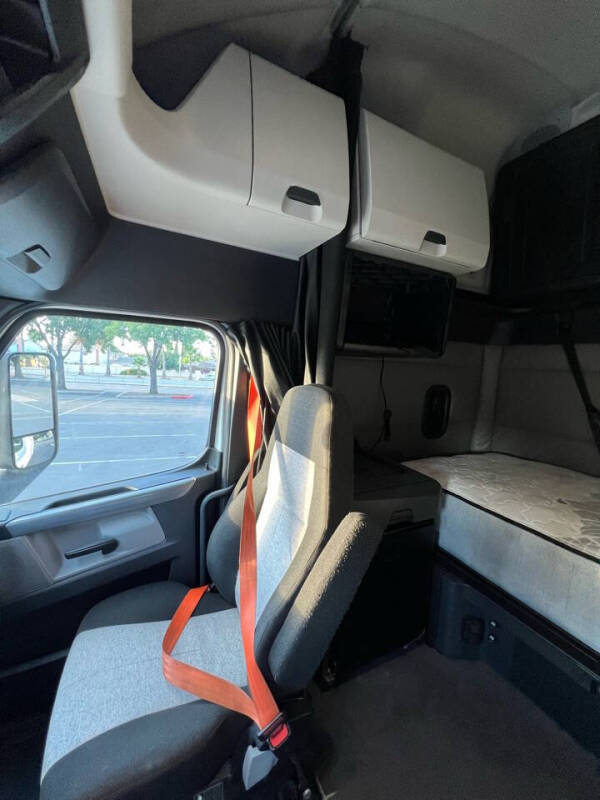 2020 Freightliner Cascadia