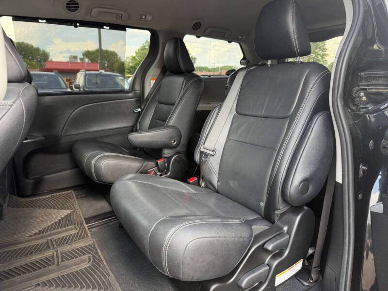 2017 Toyota Sienna SE 8-Passenger