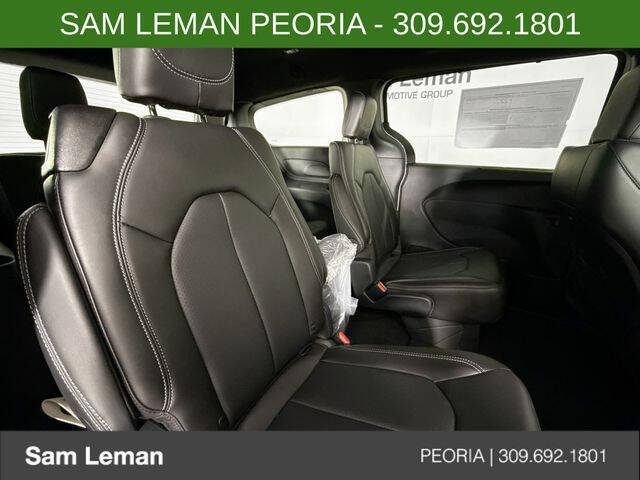 2027 Chrysler Pacifica Select
