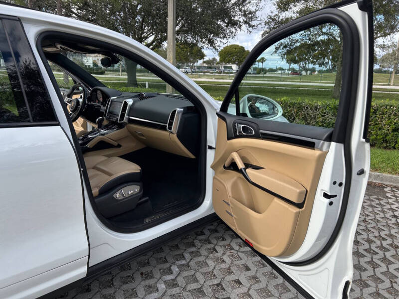 2017 Porsche Cayenne Platinum Edition