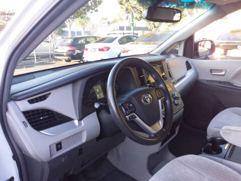 2015 Toyota Sienna LE 8-Passenger