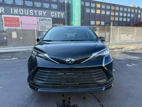 2024 Toyota Sienna LE 8-Passenger