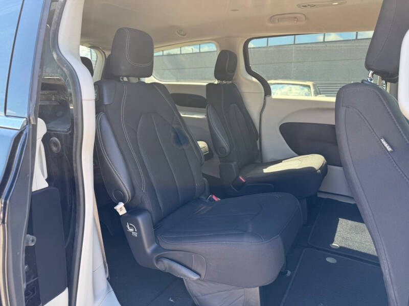 2022 Chrysler Voyager LX