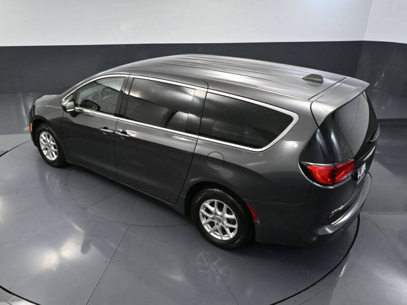 2022 Chrysler Voyager LX