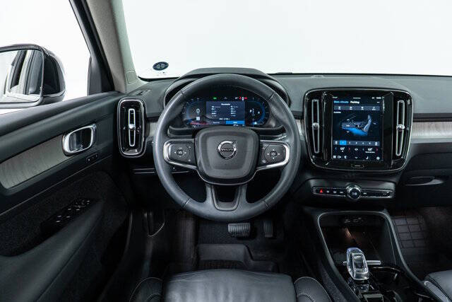 2023 Volvo XC40 B5 Plus Bright Theme