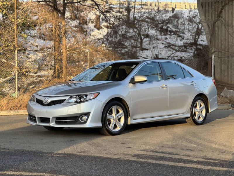 2014 Toyota Camry SE's photo