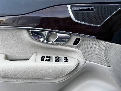 2016 Volvo XC90 T6 Momentum