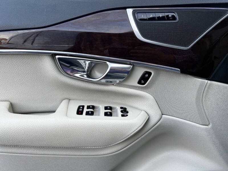 2016 Volvo XC90 T6 Momentum