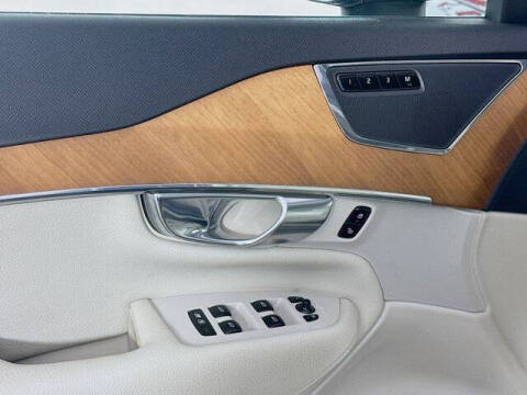 2021 Volvo XC90 T6 Momentum 7-Passenger