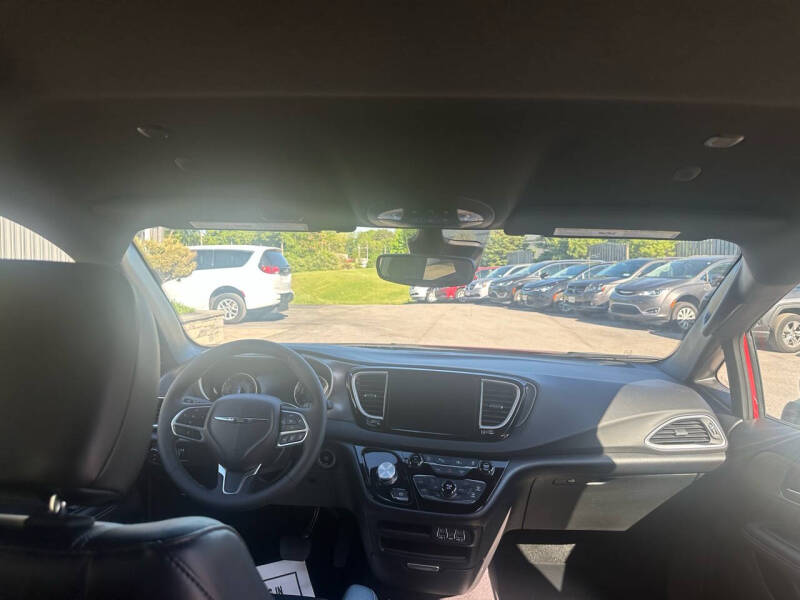 2025 Chrysler Pacifica Select