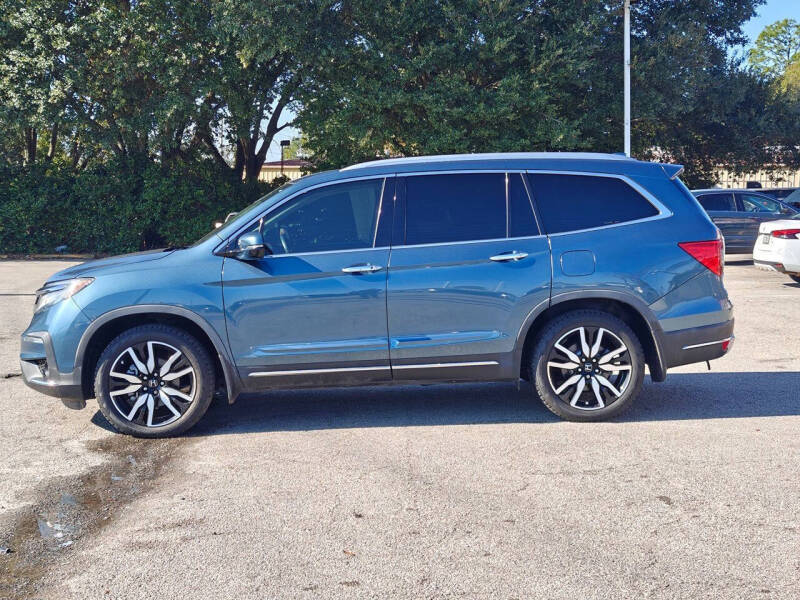 2020 Honda Pilot Touring w/Rear Captain's Chairs
