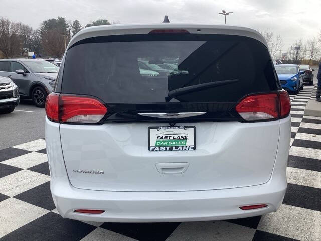 2022 Chrysler Voyager LX