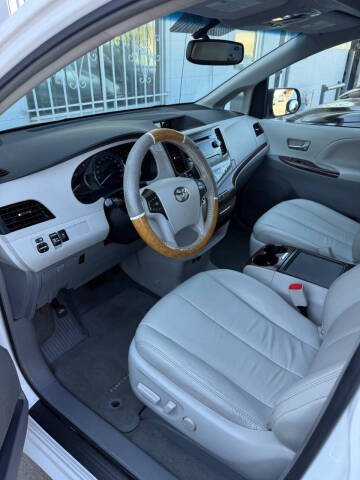 2014 Toyota Sienna XLE 8-Passenger