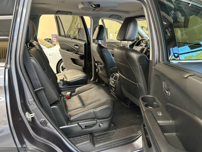 2021 Honda Pilot Touring w/Rear Captain's Chairs