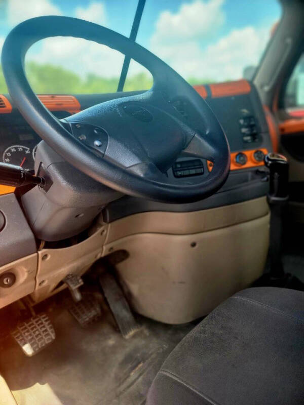 2012 Freightliner Cascadia Day Cab