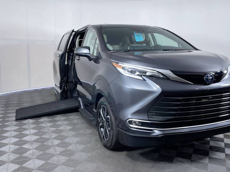 2025 Toyota Sienna Platinum's photo
