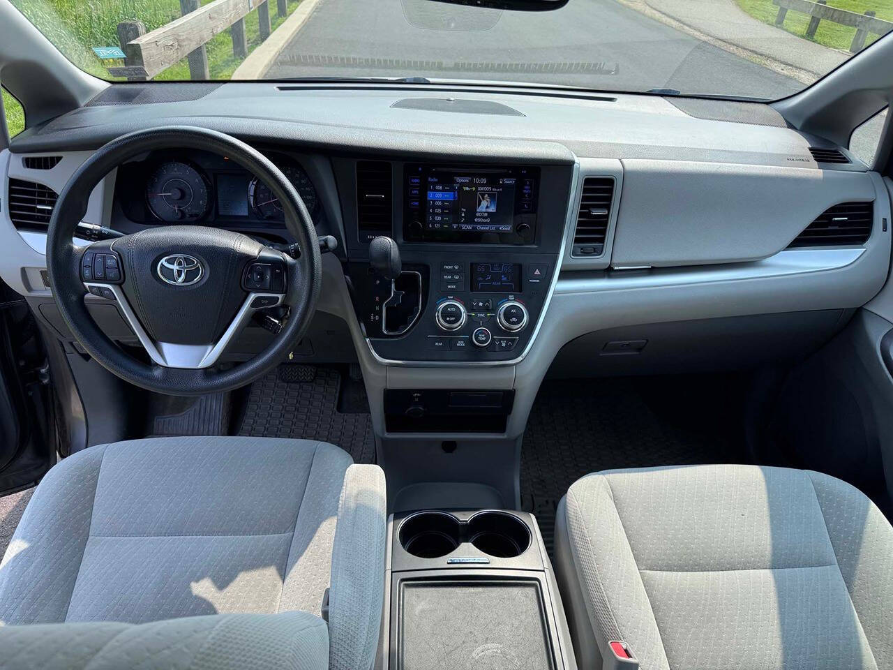 2017 Toyota Sienna 11