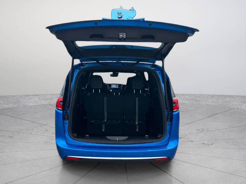 2027 Chrysler Pacifica Select