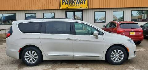 2017 Chrysler Pacifica for sale at Parkway Motors in Springfield IL