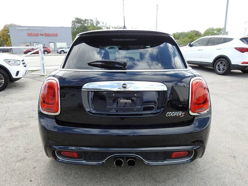 2017 MINI Hardtop Hatchback - $15,900