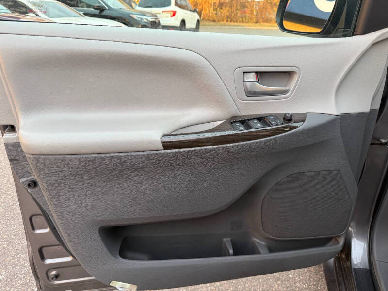 2017 Toyota Sienna XLE Premium 7-Passenger