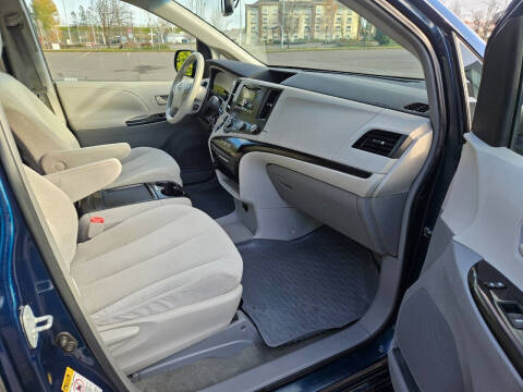 2011 Toyota Sienna LE 7-Passenger Auto Access Seat