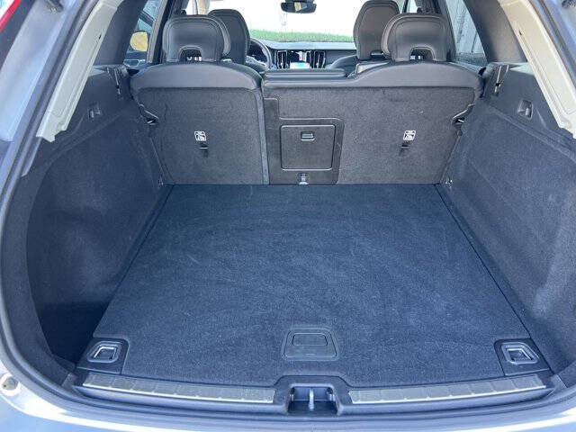 2025 Volvo XC60 B5 Plus Dark Theme