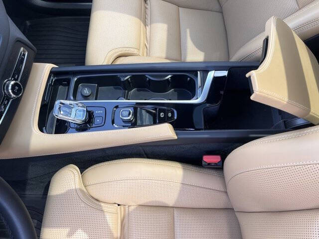 2024 Volvo XC90 Recharge T8 Ultimate Bright Theme 7P