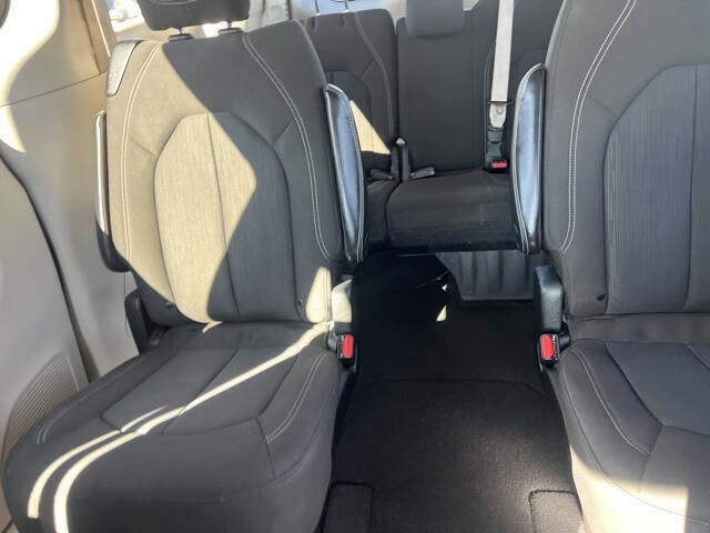 2022 Chrysler Voyager LX