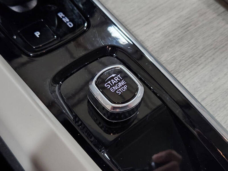 2023 Volvo XC60 Recharge T8 Plus Bright Theme