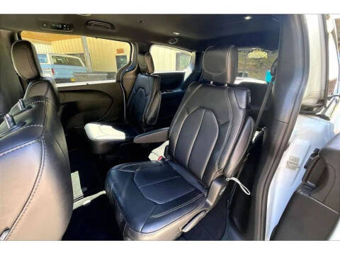 2027 Chrysler Pacifica Select