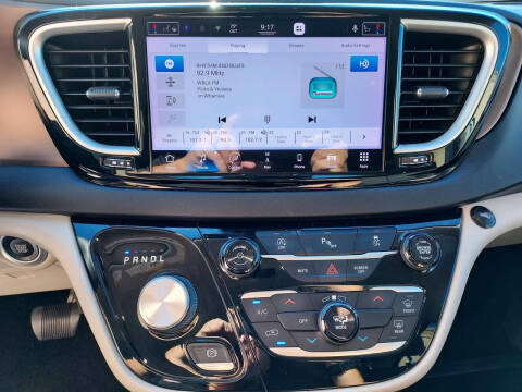 2022 Chrysler Voyager LX