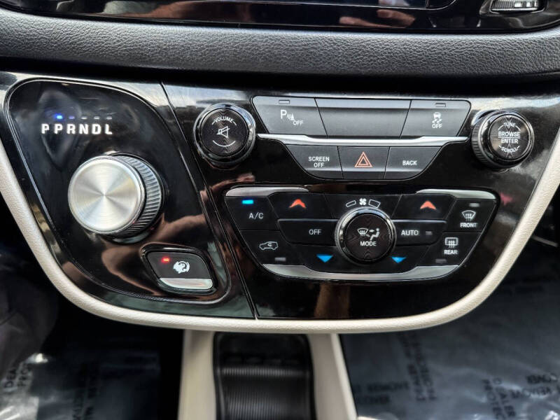 2017 Chrysler Pacifica Touring-L