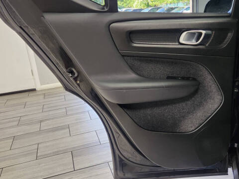 2022 Volvo XC40 T5 Momentum