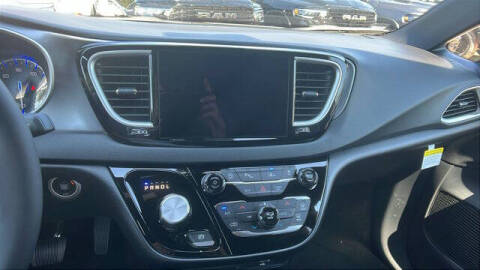 2026 Chrysler Voyager LX