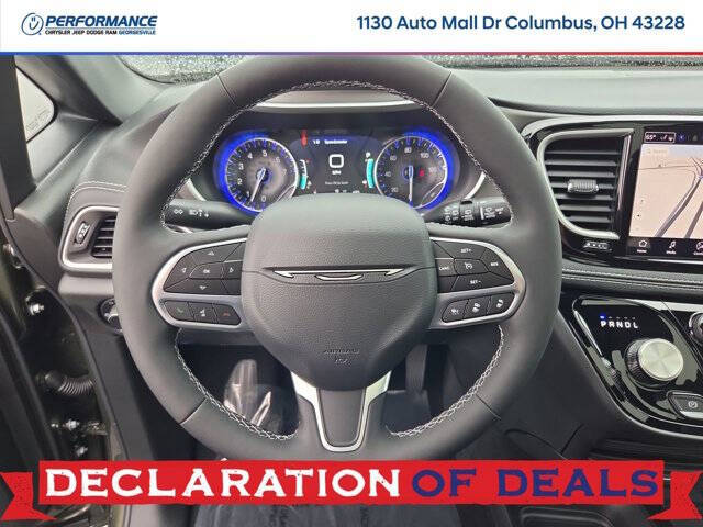 2027 Chrysler Pacifica Select