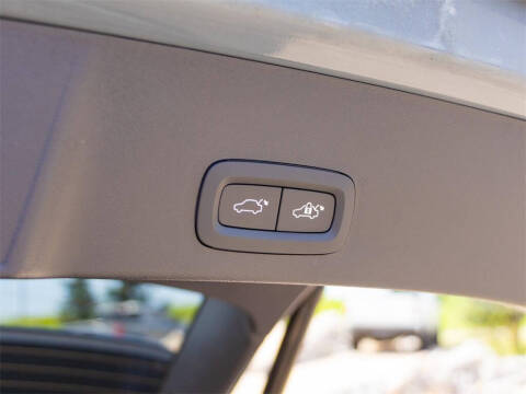 2023 Volvo XC40 B5 Plus Bright Theme