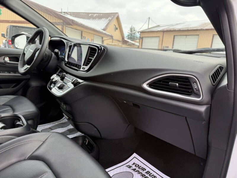 2025 Chrysler Pacifica Select