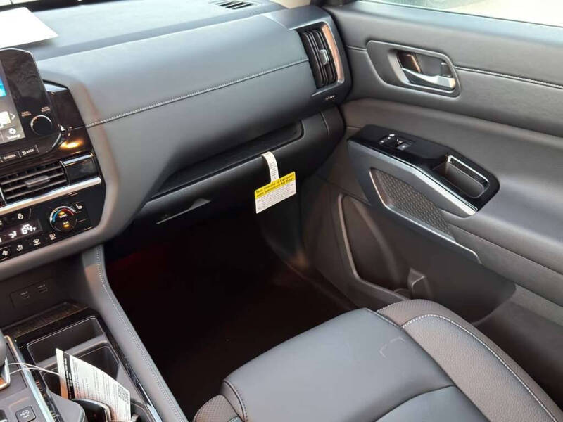 2025 Nissan Pathfinder SL