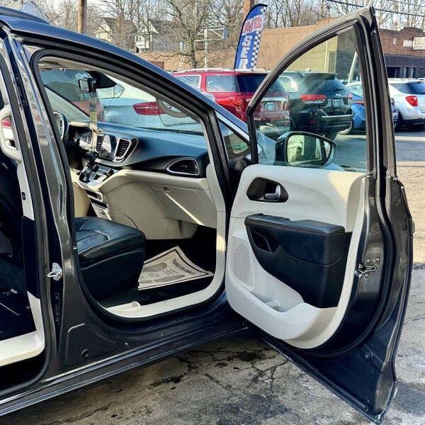 2017 Chrysler Pacifica Touring-L