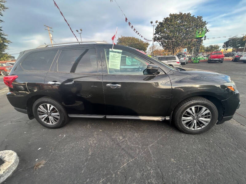 2017 Nissan Pathfinder SV