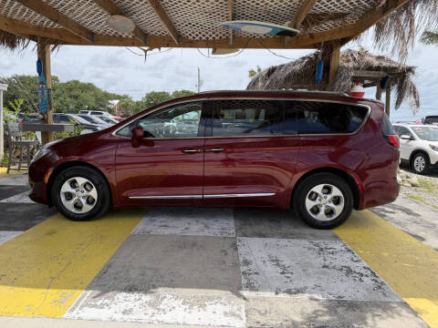 2017 Chrysler Pacifica Touring-L Plus
